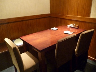 テーブル個室。